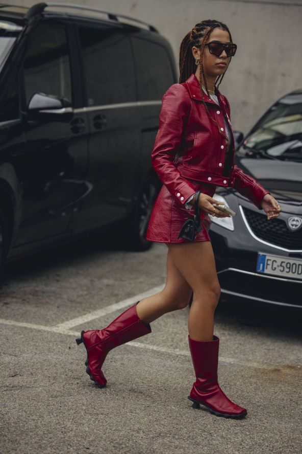 Street style inspiracija kako nositi suknju i čizme