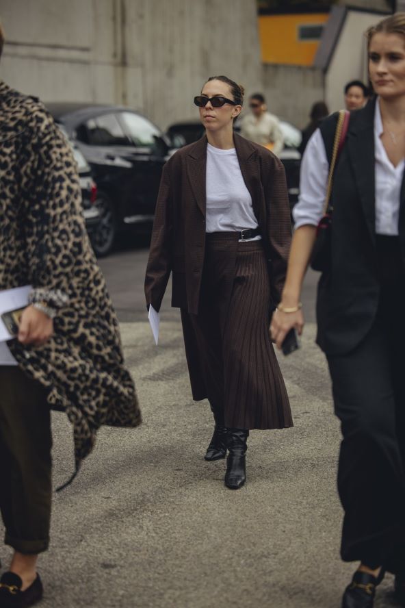 Street style inspiracija kako nositi suknju i čizme
