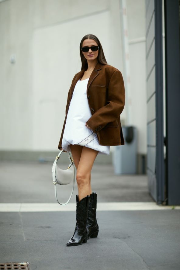Street style inspiracija kako nositi suknju i čizme