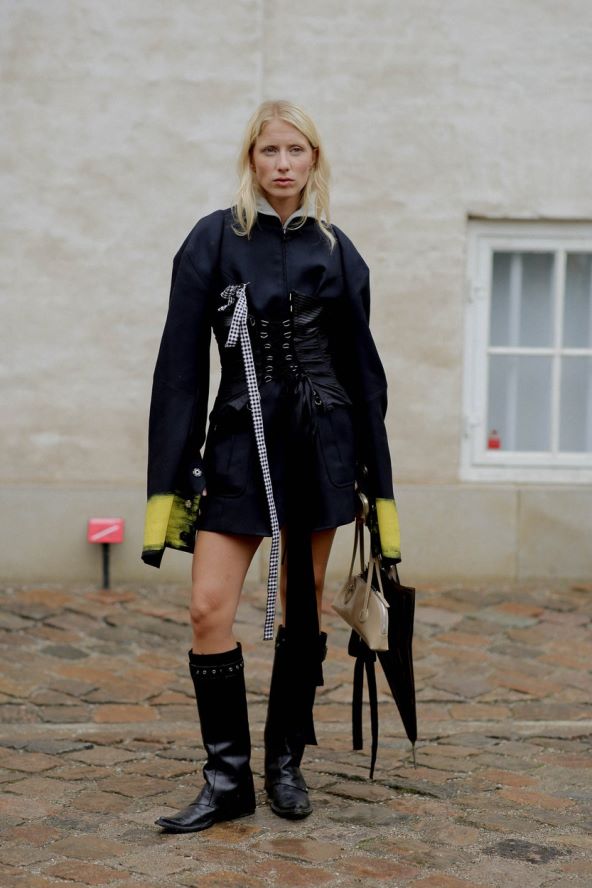 Street style inspiracija kako nositi suknju i čizme