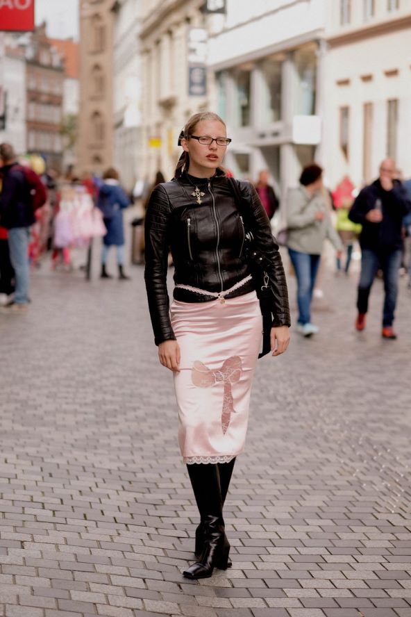 Street style inspiracija kako nositi suknju i čizme
