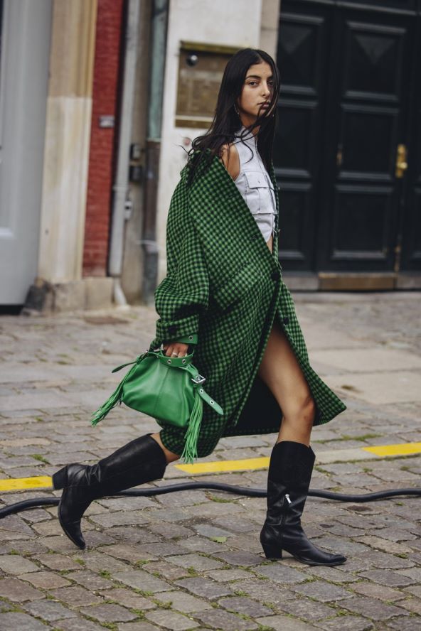 Street style inspiracija kako nositi suknju i čizme