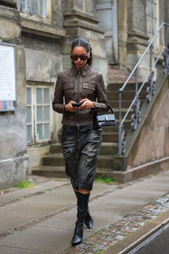 Street style inspiracija kako nositi suknju i čizme