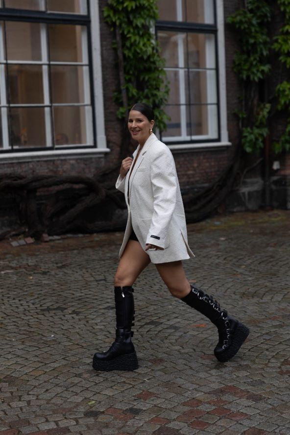 Street style inspiracija kako nositi suknju i čizme
