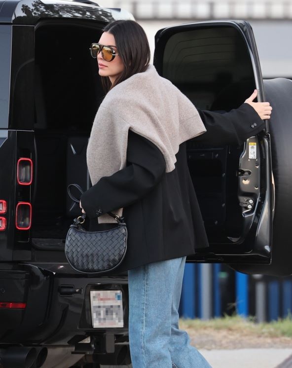 Kendall Jenner casual luksuzno izdanje Bottega Veneta torba i tenisice