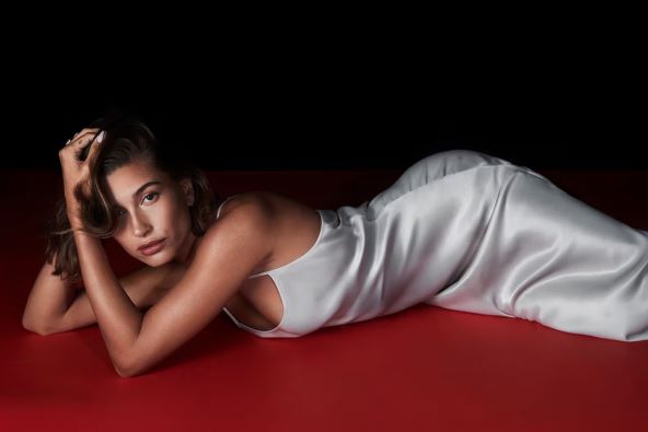 Hailey Bieber je zvijezda Calvin Klein blagdanske kampanje 2023