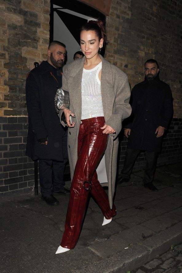 Dua Lipa odlično nosi burgundy boju sezone jesen 2023
