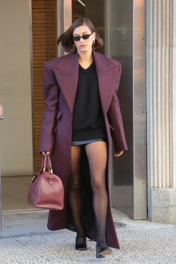 Hailey Bieber nosi trendi oversized kaput