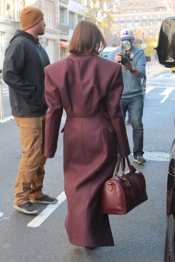 Hailey Bieber nosi trendi oversized kaput