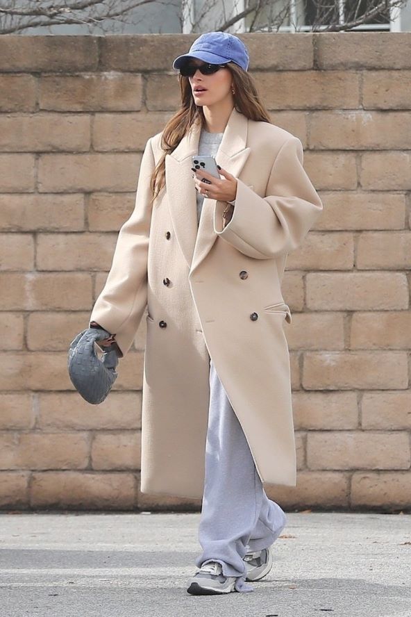 Hailey Bieber nosi trendi oversized kaput