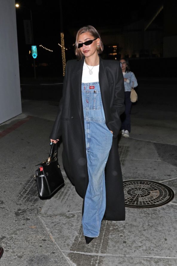 Hailey Bieber nosi trendi oversized kaput