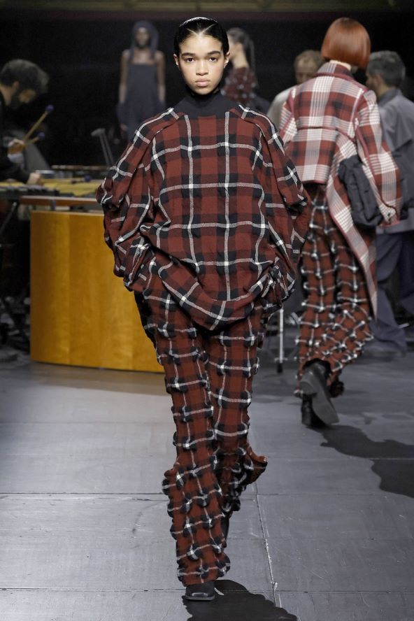 Tartan i karirani uzorci modni trend za blagdane 2023