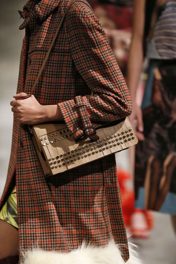 Emily Ratajkowski u Prada kariranom kaputu