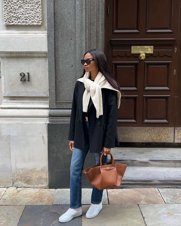 10 inspo outfita s bijelim tenisicama