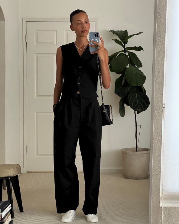 10 inspo outfita s bijelim tenisicama