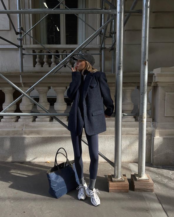 10 inspo outfita s bijelim tenisicama