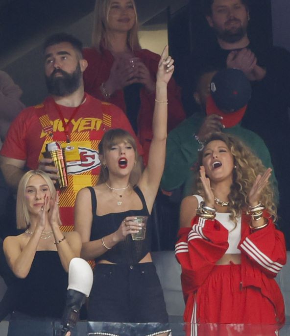 Trend adidas trenirka modne kombinacije 2024