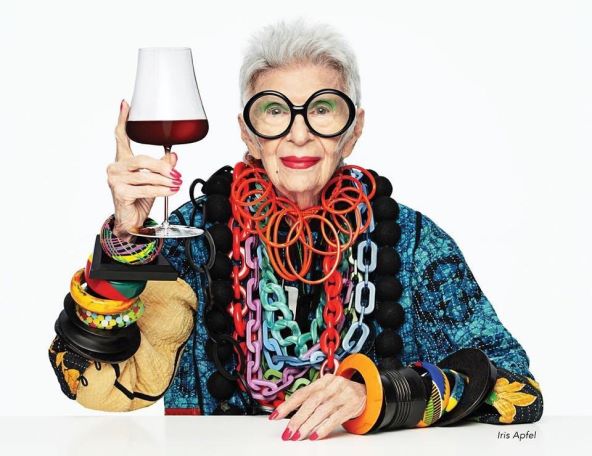 Preminula je ikona stila Iris Apfel