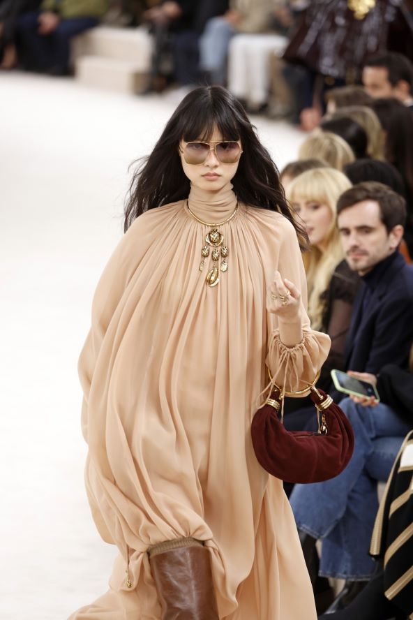 Chloe platforme i torbica s ringom su must have modni detalji