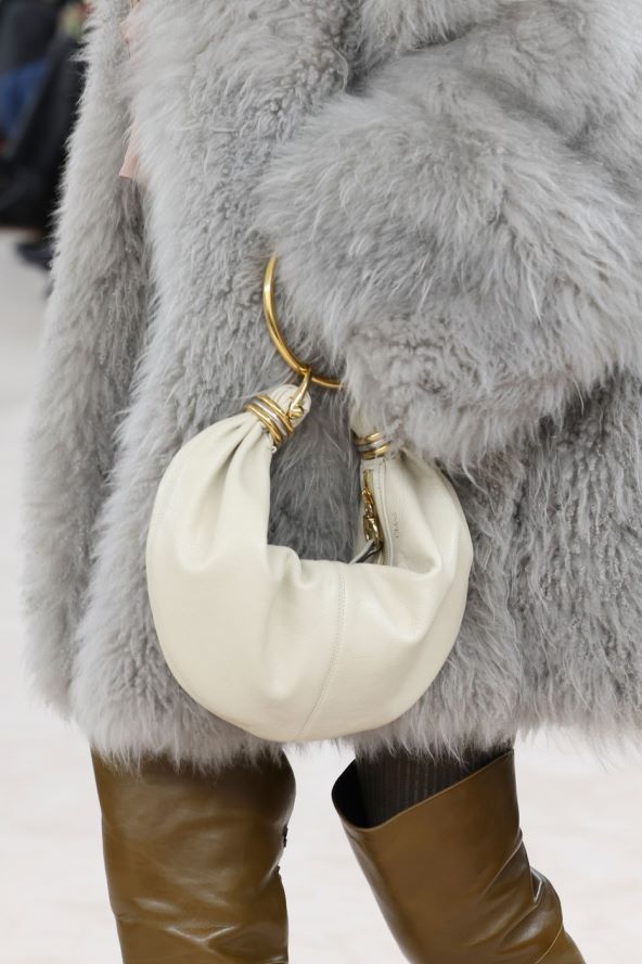 Chloe platforme i torbica s ringom su must have modni detalji
