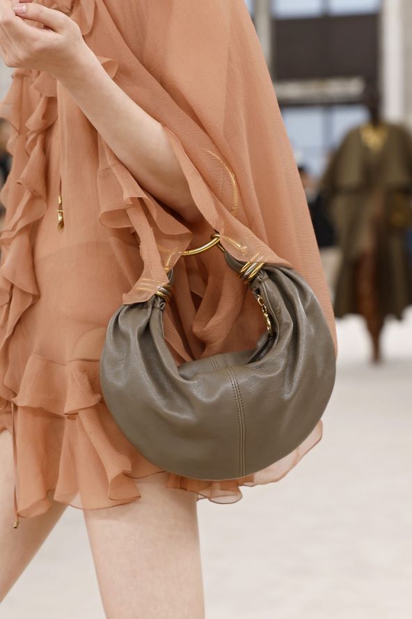 Chloe platforme i torbica s ringom su must have modni detalji