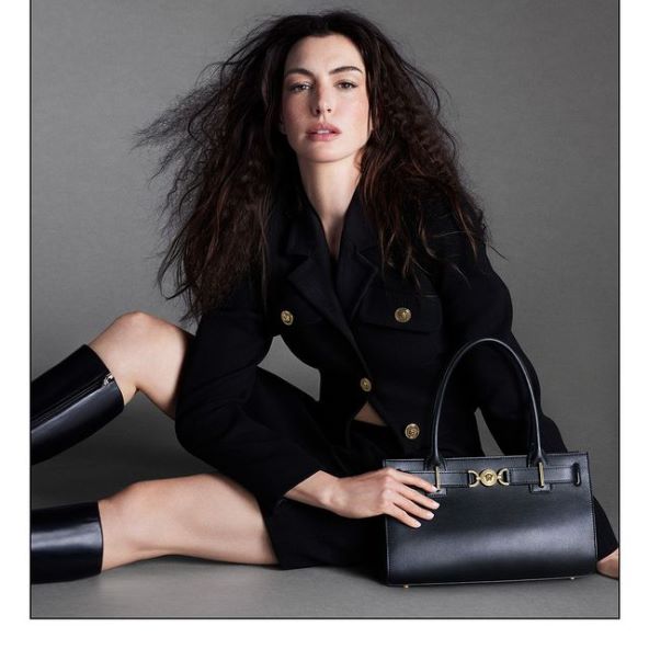 Anne Hathaway i Cillian Murphy su zvijezde nove kampanje Versace Icons
