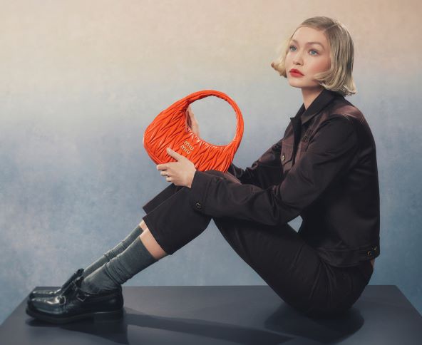 Gigi Hadid je zvijezda Miu Miu kampanje za torbice za 2024
