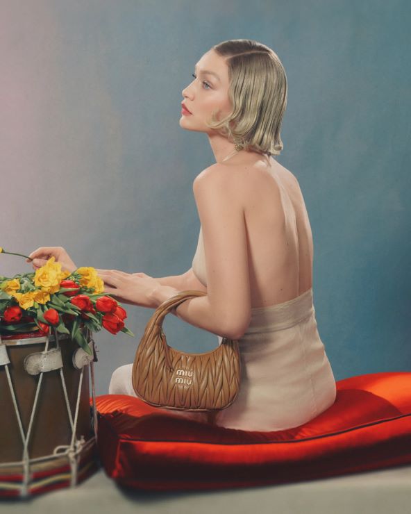 Gigi Hadid je zvijezda Miu Miu kampanje za torbice za 2024