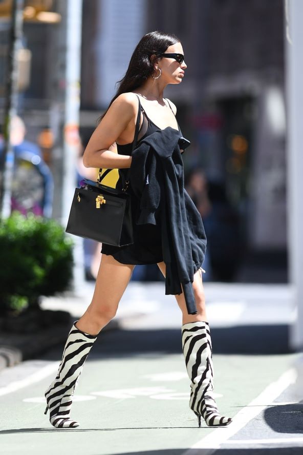 Irina Shayk nosi atraktivne čizme u ljetnim modnim kombinacijama