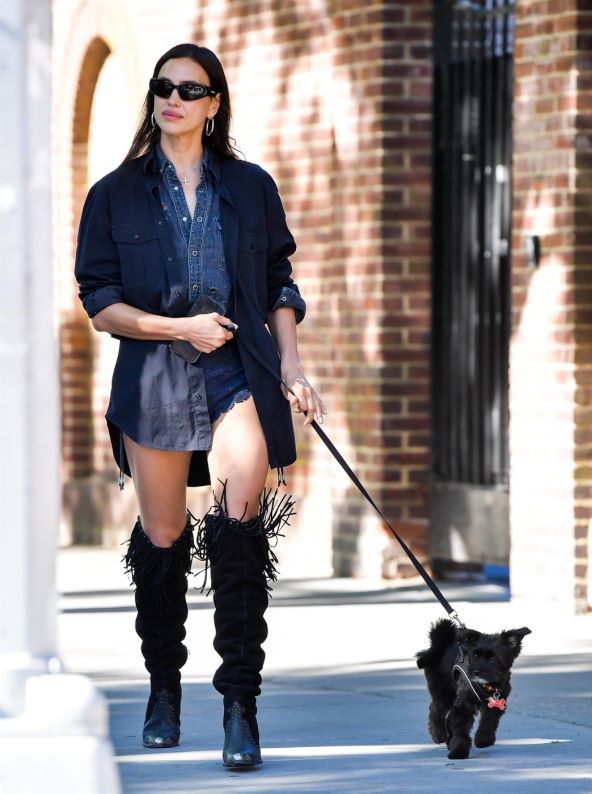 Irina Shayk nosi atraktivne čizme u ljetnim modnim kombinacijama