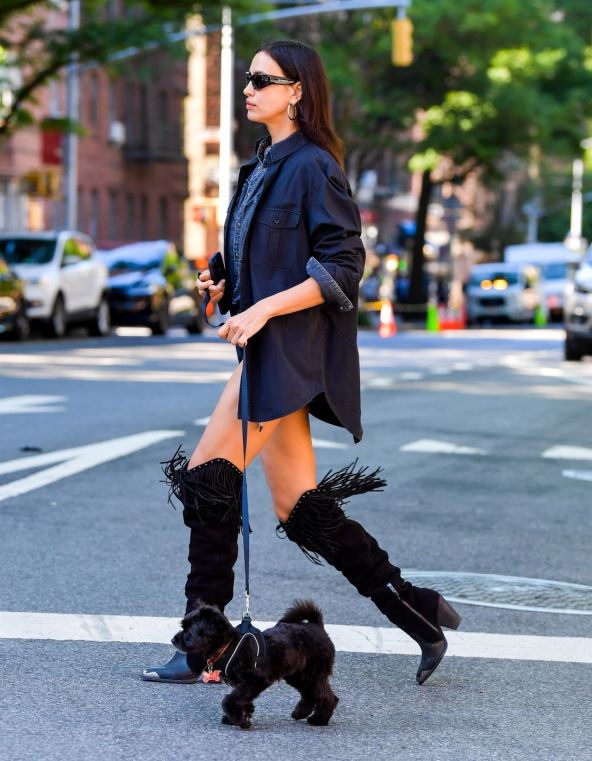 Irina Shayk nosi atraktivne čizme u ljetnim modnim kombinacijama