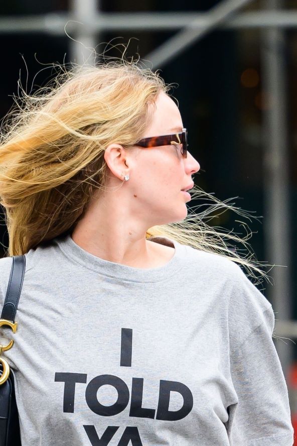 Jennifer Lawrence nosi popularnu majicu s kratkim rukavima i natpisom