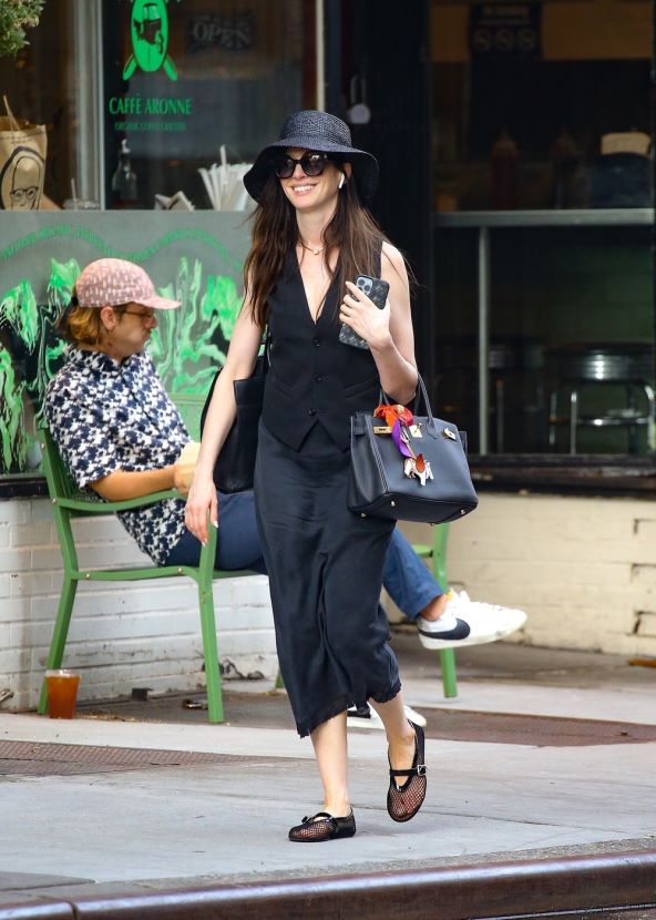 Anne Hathaway nosi odličnu kombinaciju prsluka i suknje