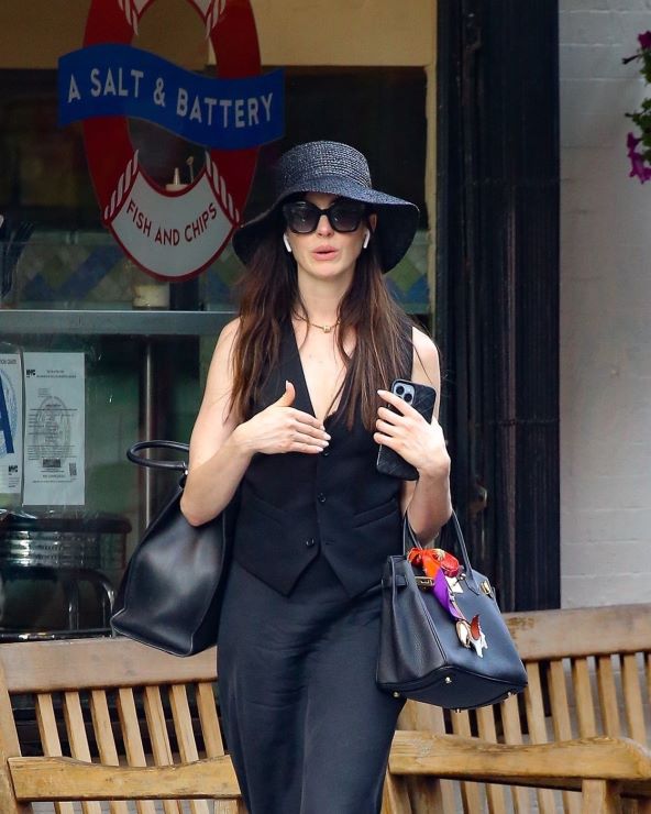 Anne Hathaway nosi odličnu kombinaciju prsluka i suknje