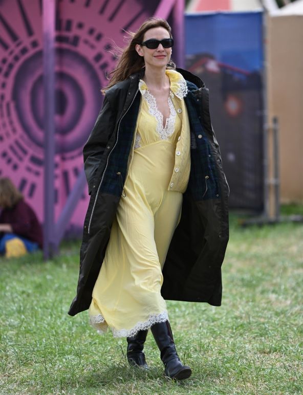 Alexa Chung nosi savršenu ljetnu haljinu žute boje