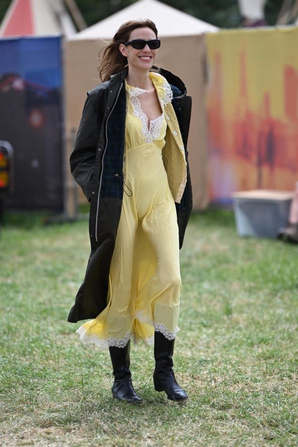 Alexa Chung nosi savršenu ljetnu haljinu žute boje