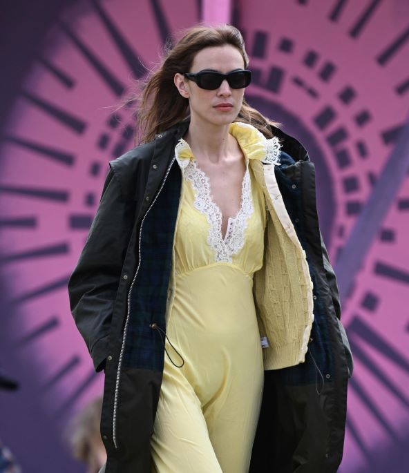 Alexa Chung nosi savršenu ljetnu haljinu žute boje