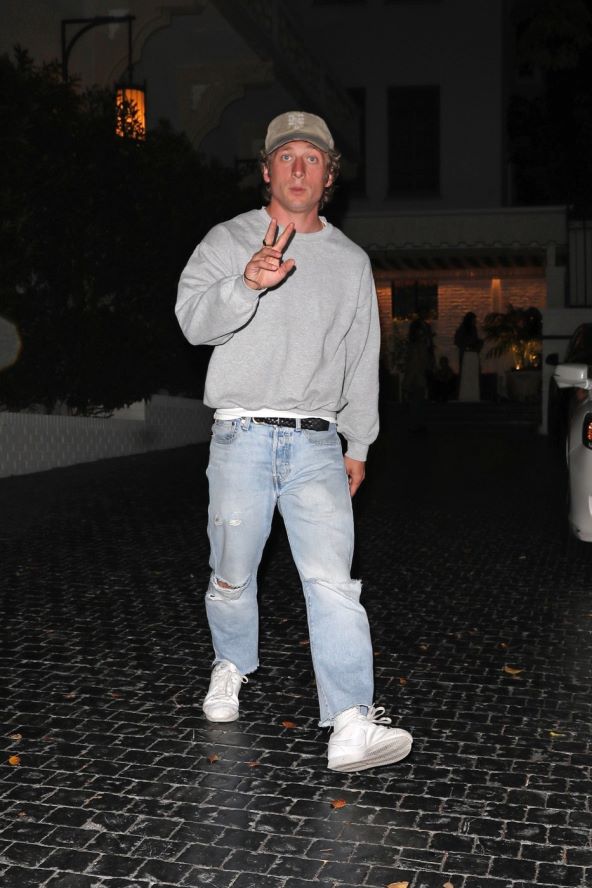 Svi žele bijelu majicu koju nosi Jeremy Allen White u seriji The Bear