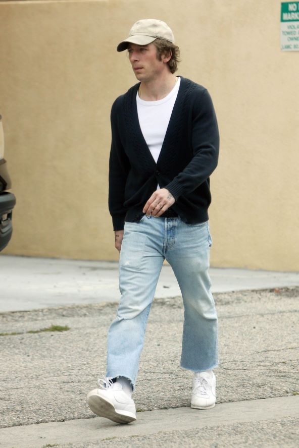 Svi žele bijelu majicu koju nosi Jeremy Allen White u seriji The Bear