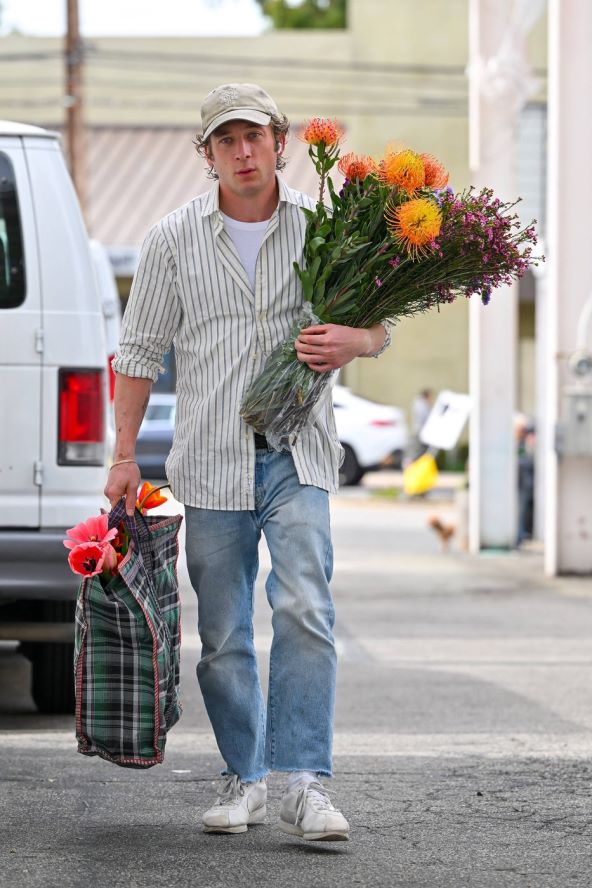 Svi žele bijelu majicu koju nosi Jeremy Allen White u seriji The Bear