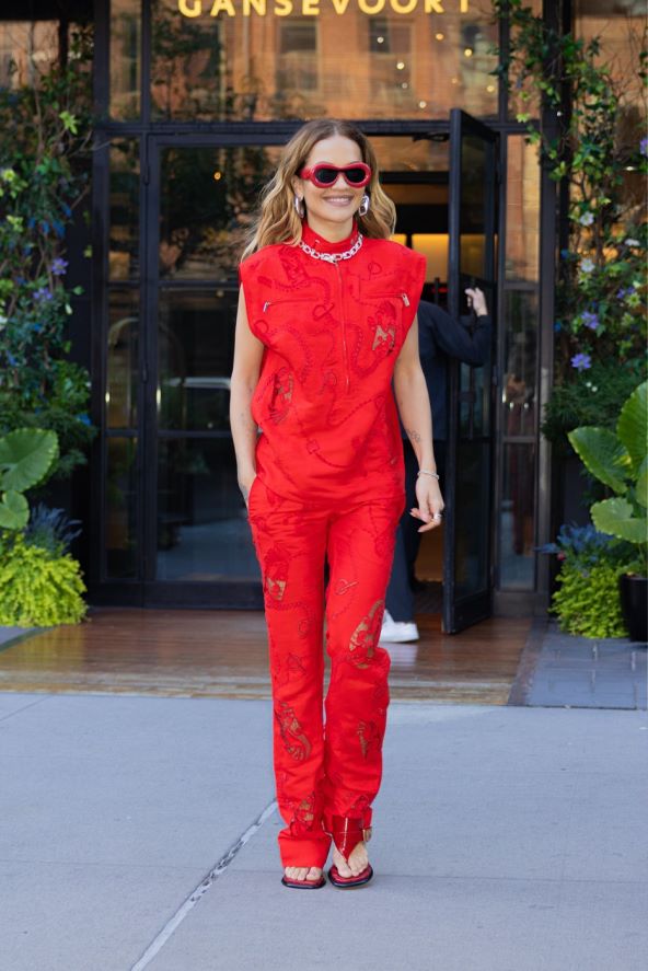Rita Ora u 5 odličnih crvenih modnih izdanja