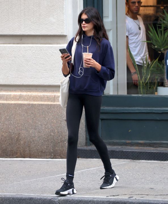 Kaia Gerber i Jeremy Allen White nose Bode x Nike Astro Grabber tenisice