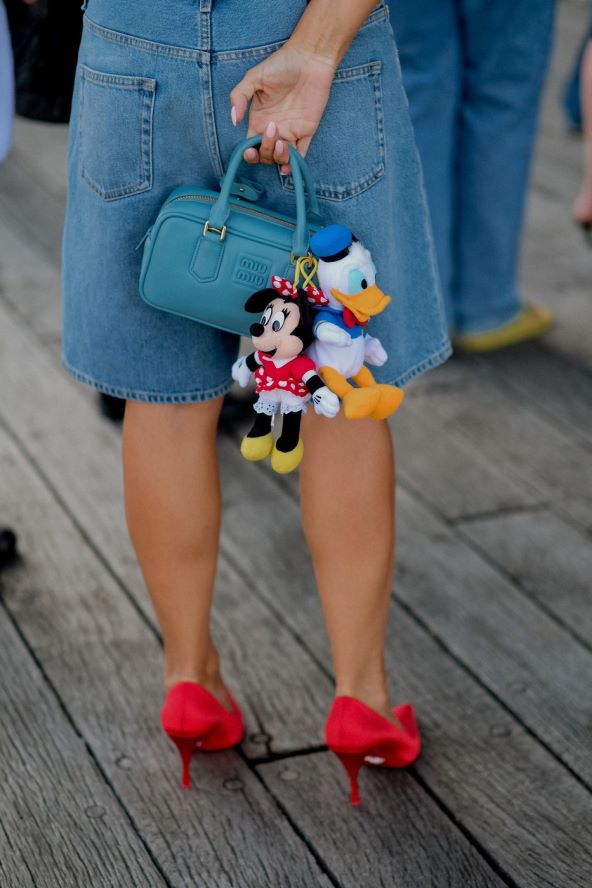 Trend ukrašavanja torbi privjescima i detaljima