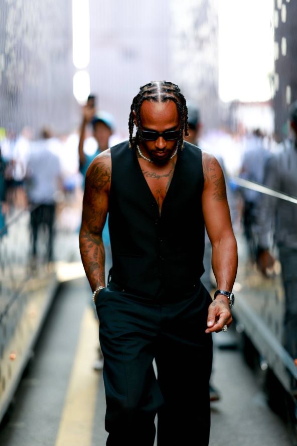 Lewis Hamilton nosi odličan corpcore modni stil