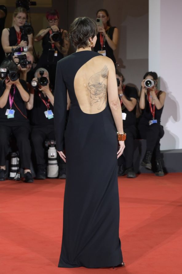 Kasia Smutniak u Veneciji oduševila total black modom