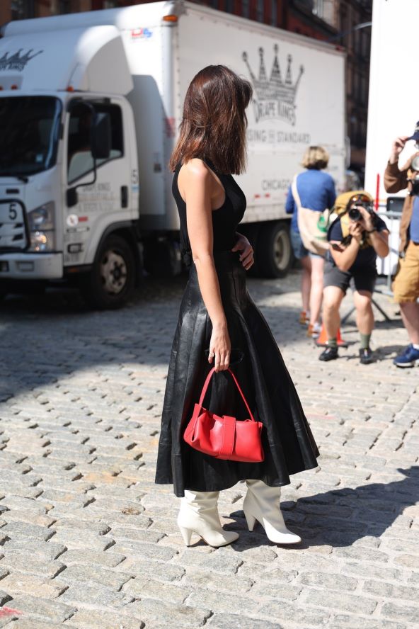 Emily Ratajkowski nosi 3 top jesenska trenda u jednom outfitu
