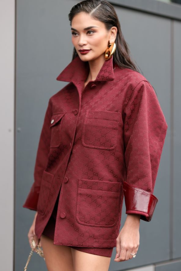 Tamno crvena je boja jeseni 2024 i ključ za TikTok trend looking rich