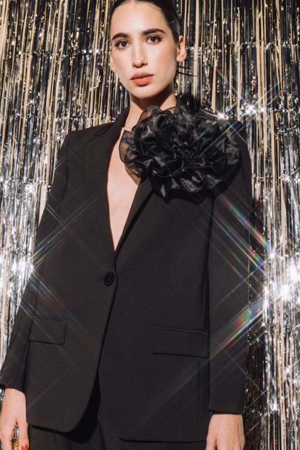 Crno odijelo savršeno za poslovno, casual ili glam izdanje