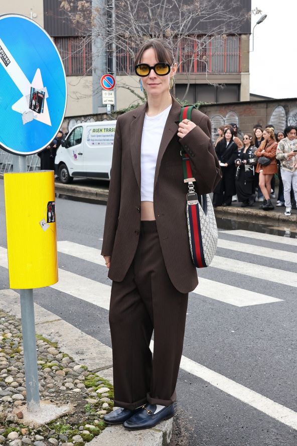 Čokoladno smeđa boja street style jesen 2024