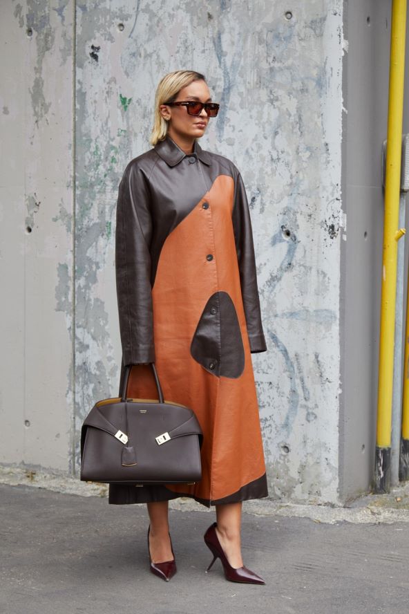 Čokoladno smeđa boja street style jesen 2024